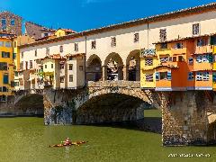 rio arno y ponte vecchio florencia